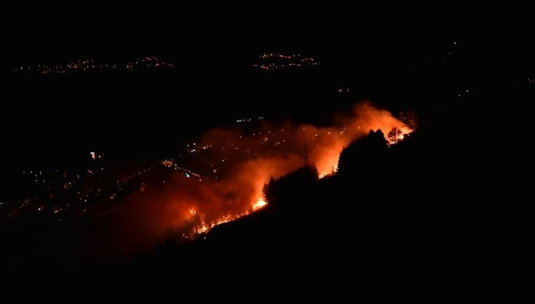 Bukti požar u Makarskoj: Na dvije lokacije 115 vatrogasaca