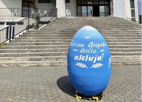 Neum: Mladež HDZ-a crkvi Gospe od Zdravlja darovala uskrsnu pisanicu