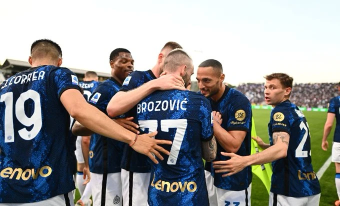 Gol Brozovića i asistencija Perišića odveli Inter na vrh