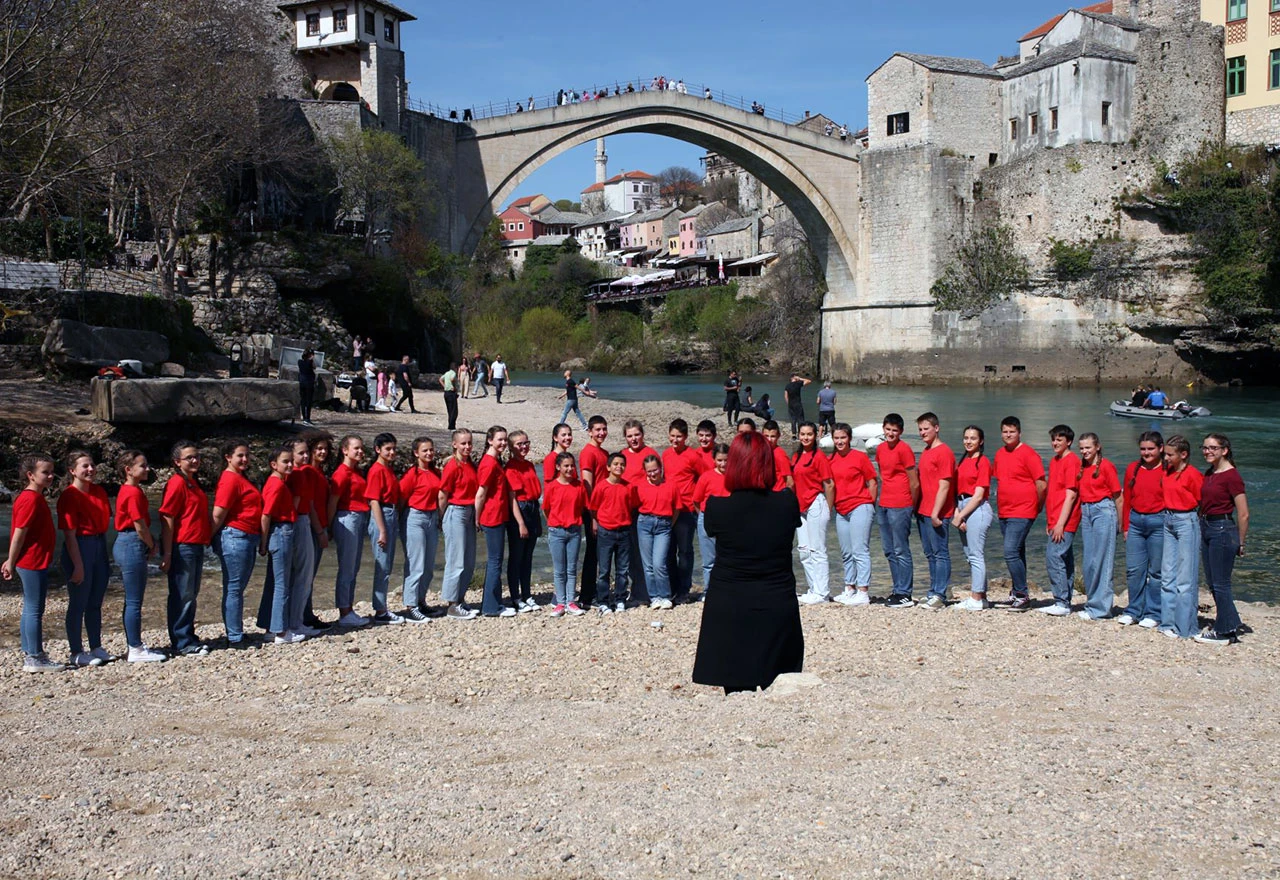Poklon iz OŠ Mujaga Komadina za godišnjicu formiranja Armije R BiH