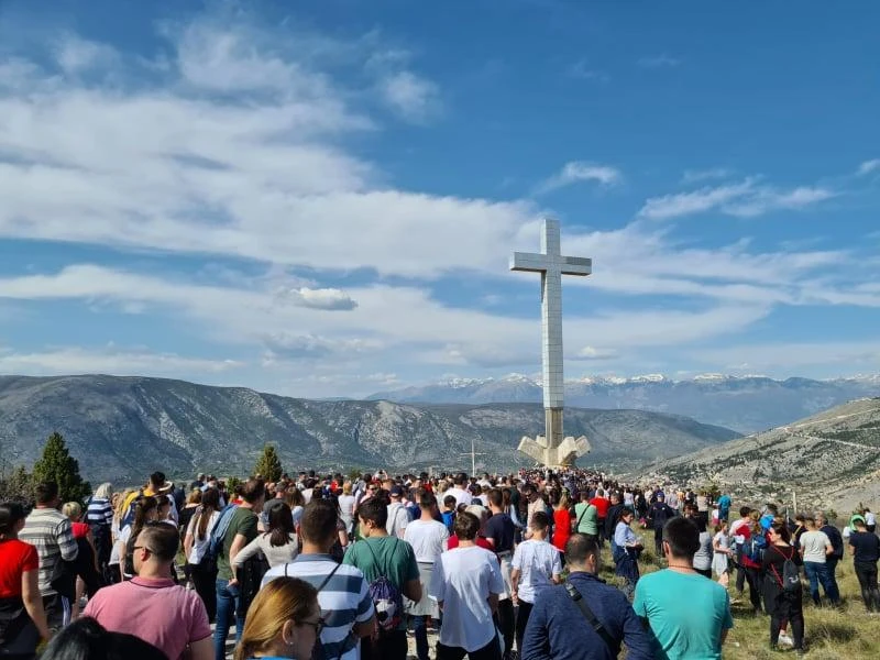 Brojni vjernici pohodili Križni put na brdu Hum
