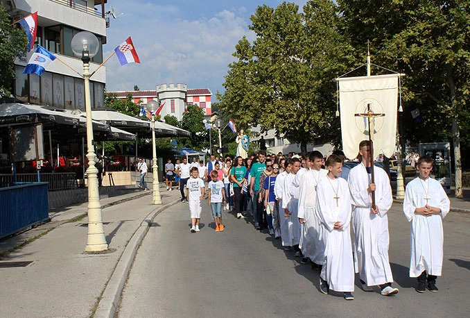Ceste zatvorene zbog procesija