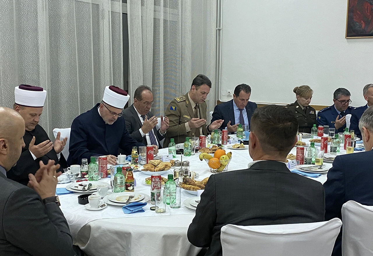 Dužnosnici vojnog, diplomatskog i političkog vrha BiH zajedno iftarili