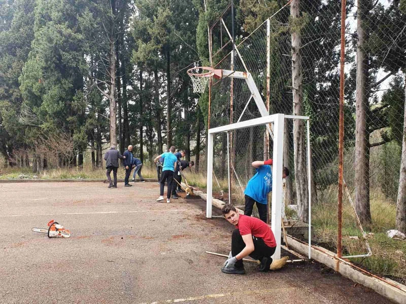 Akcija čišćenja: 16 vreća smeća 'izvučeno' iz dvorišta škole