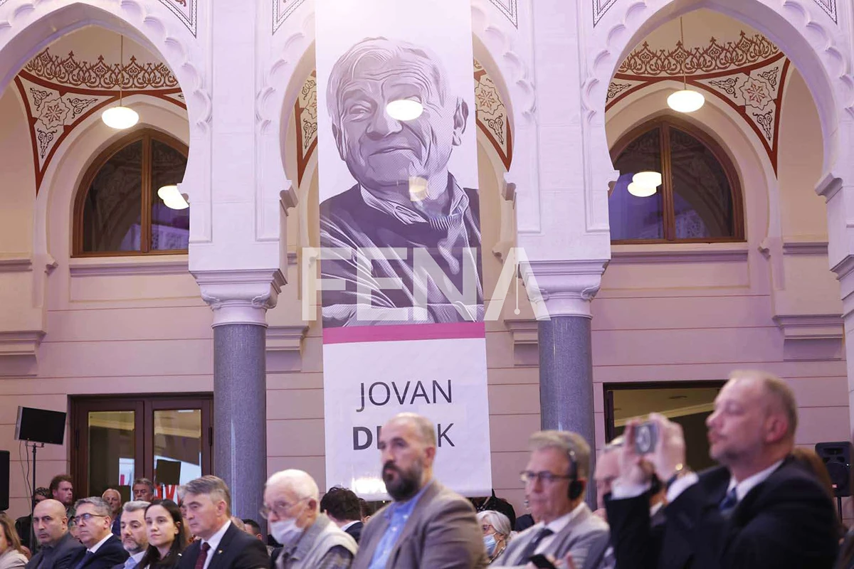 Predstavljena knjiga Jovana Divjaka 'Ne pucaj!'