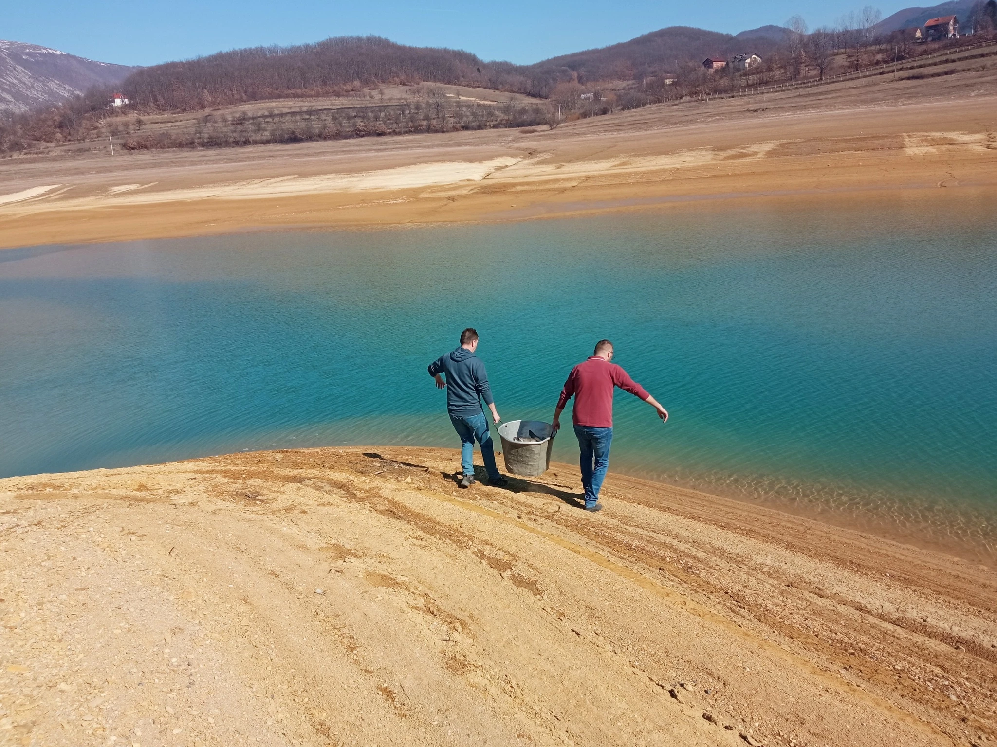 Ramsko jezero bogatije za 5000 komada potočne pastrve