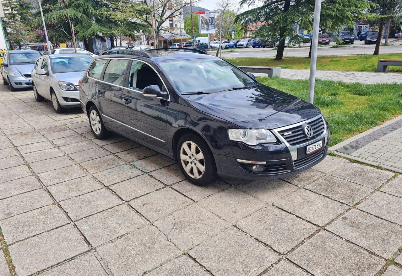 Razbijena stakla na parkiranim vozilima u Centru II