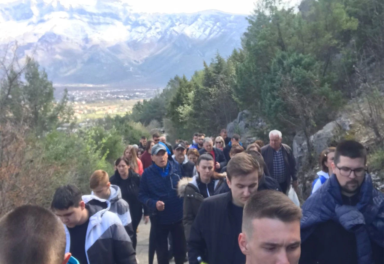 Veliki broj vjernika iznad Vojna molio Križni put