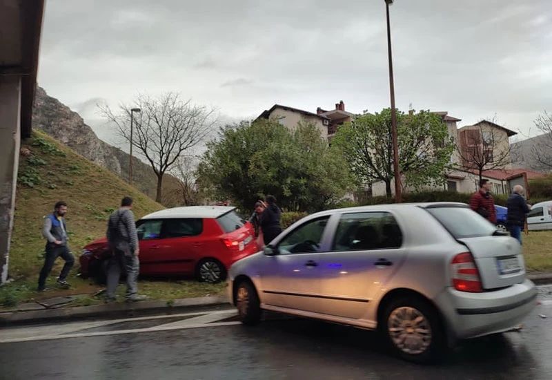 Mostar: Nakon sudara dvije Škode, jedna završila u stubu nadvožnjaka