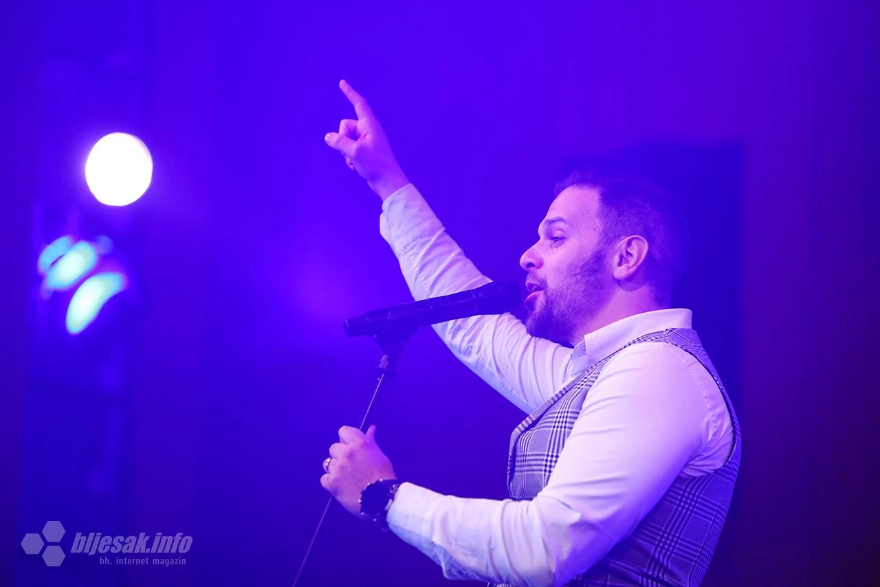 FOTO| Legendarni "Indexi" zasvirali u prepunoj Kosači