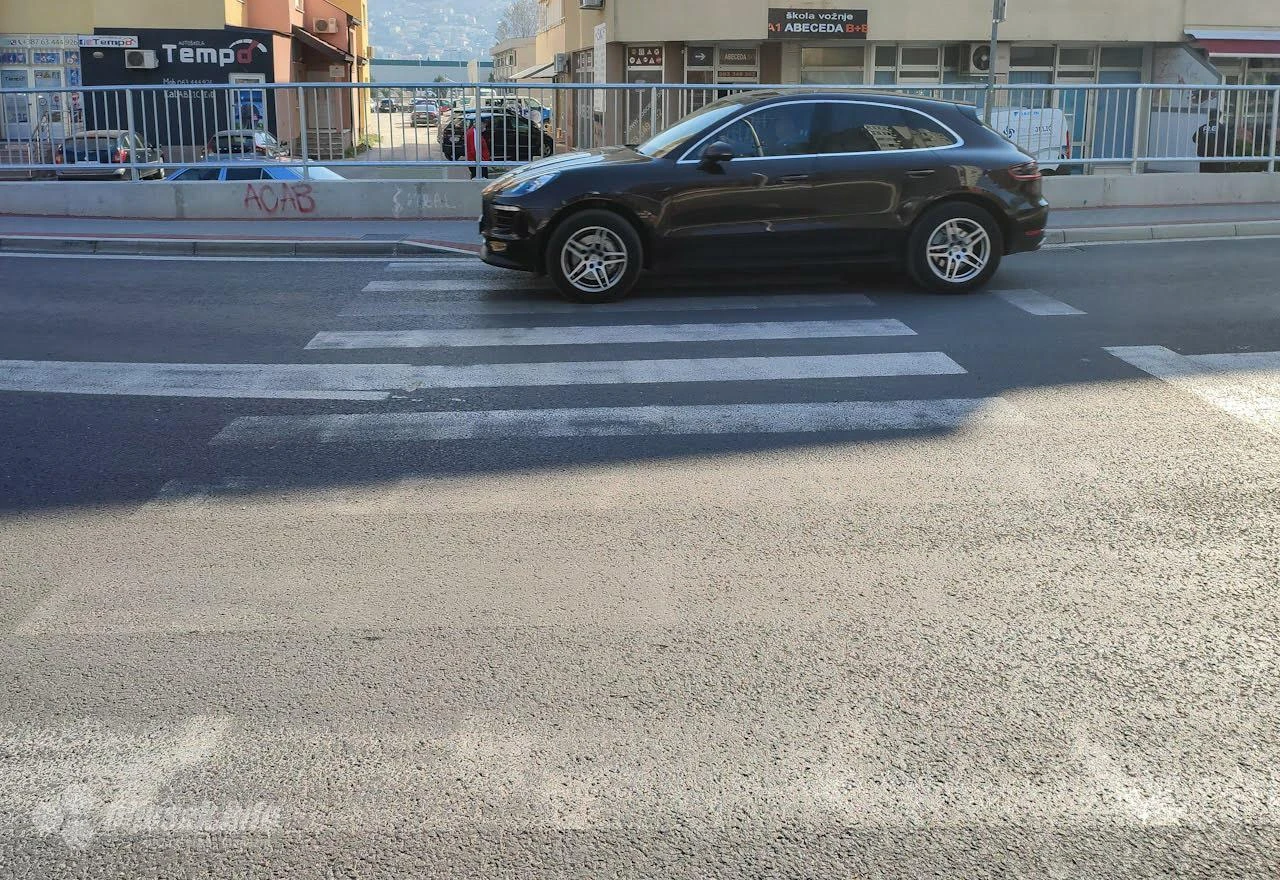 Misteriozna boja na mostarskim cestama