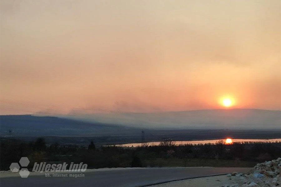 Mostarski vatrogasci gase požar na dvije lokacije, pridružili im se i vatrogasci iz Širokog