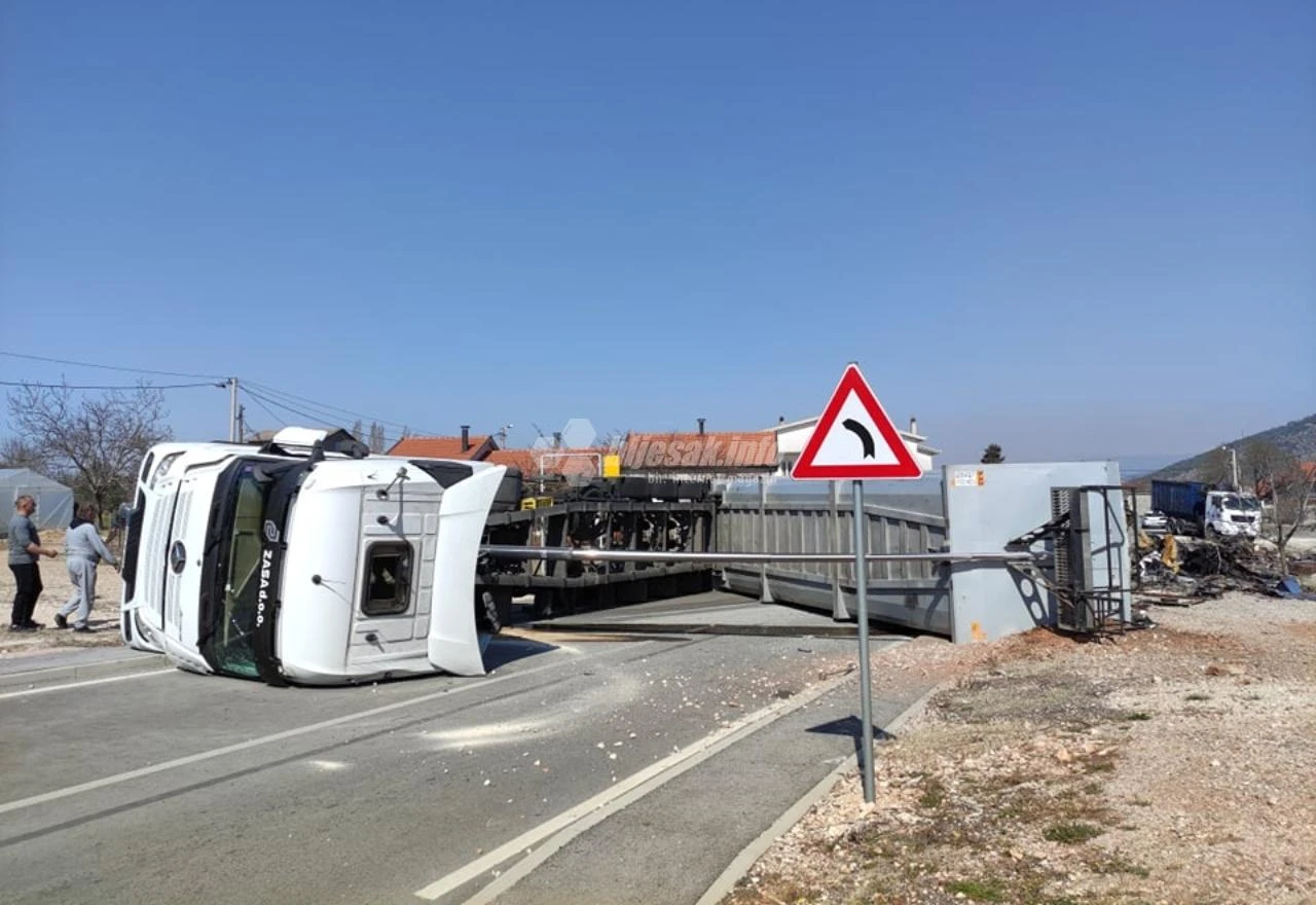 FOTO | Prevrnuo se kamion u Zvirovićima, zatvoren promet za teretna vozila
