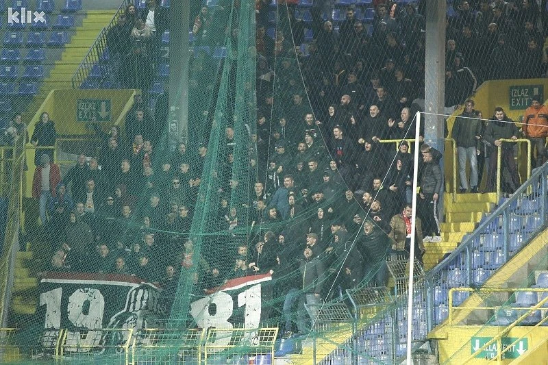 Vatra na tribinama: Spriječen sukob navijača Veleža i Željezničara
