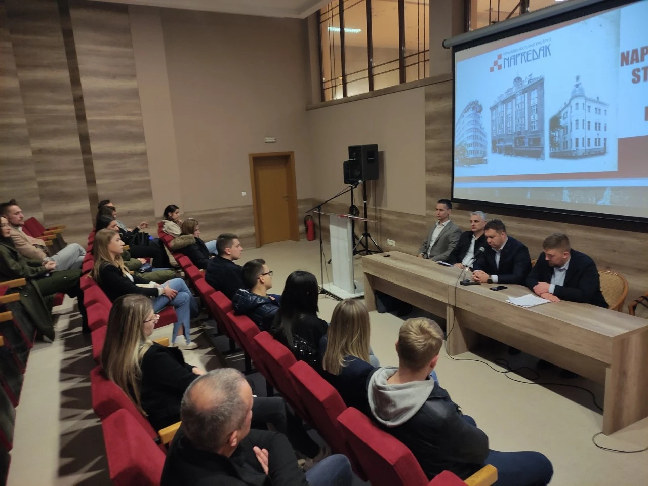 Održana tribina za mlade pod nazivom ''Društvo u službi čovjeka''