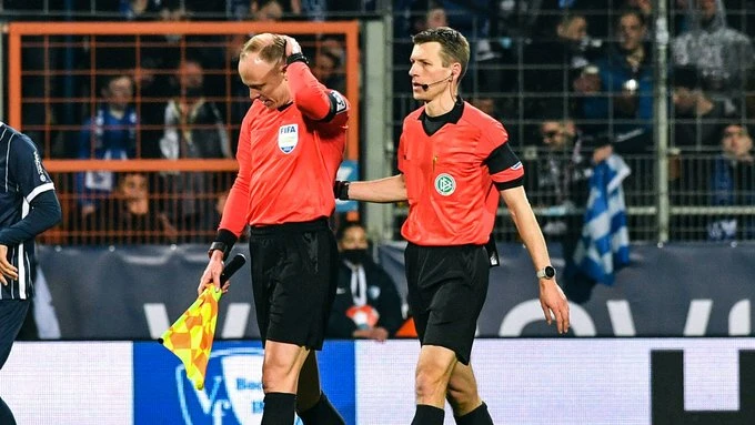 Prekinuta utakmica njemačkog prvenstva, pogođen pomoćni sudac
