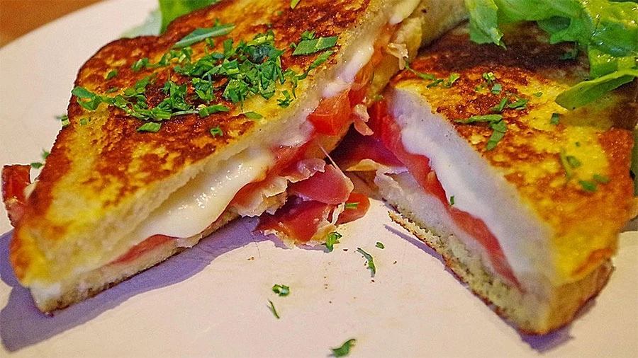 Tipični sendvič s mozzarellom s juga Italije