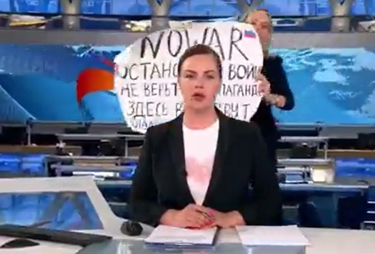 VIDEO: Aktivistica sabotirala emitiranje ruskog dnevnika: ''Zaustavite rat, lažu vas!''