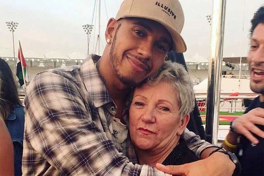 Hamilton svojem dodaje i majčino prezime