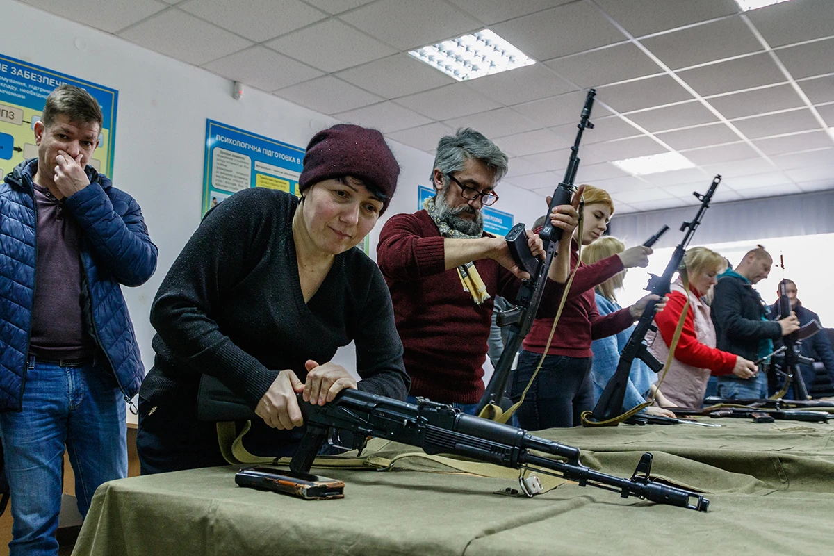 Novi zakon: Ukrajinski civili smiju pucati na neprijatelja