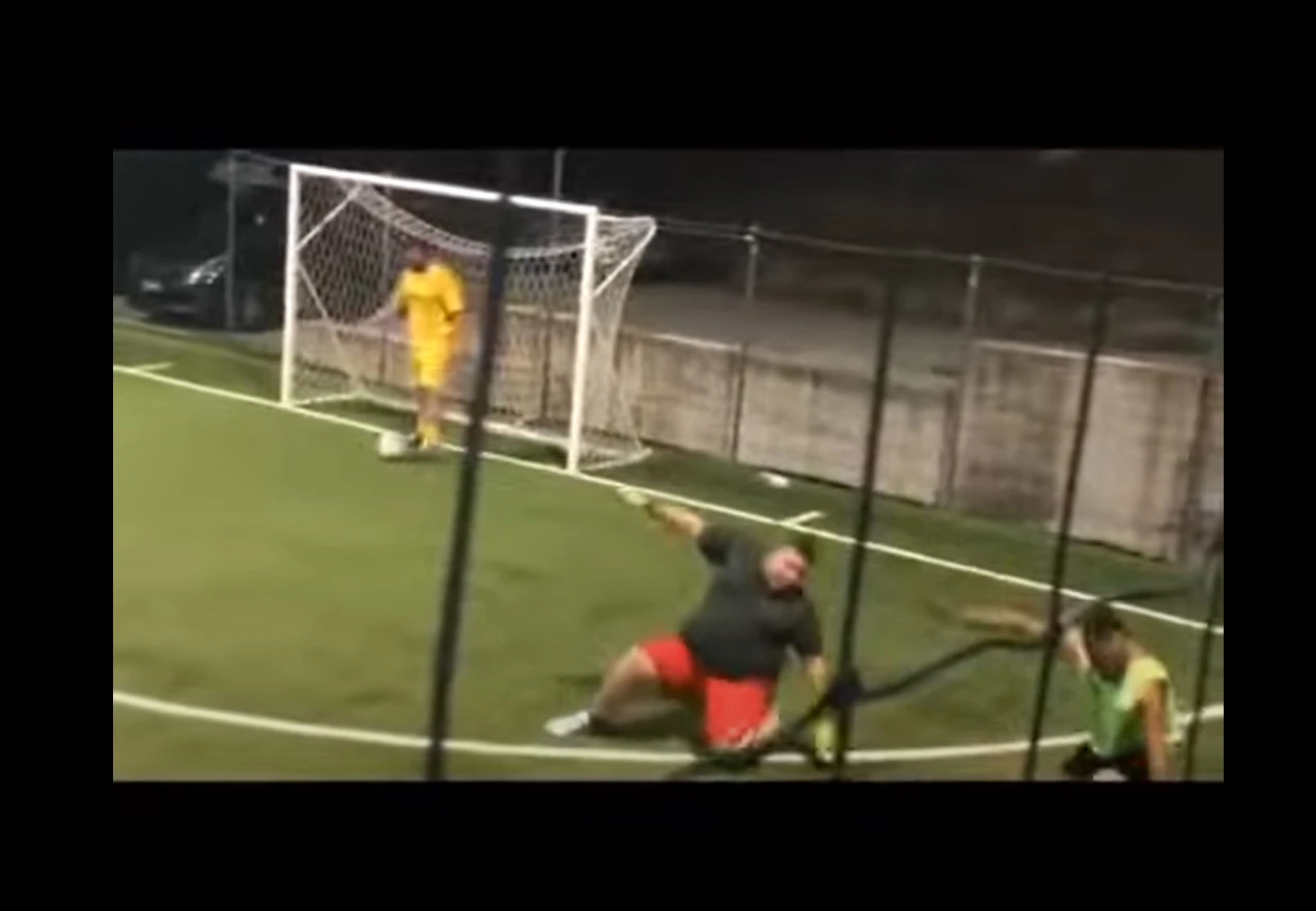 VIDEO | Imitirao Ronalda pa završio u bolnici