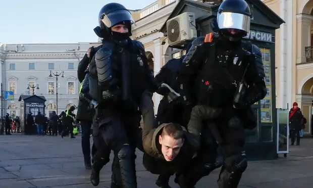 Uhićenja i represija na svakom koraku: Zabranjeni antiratni prosvjedi u Rusiji