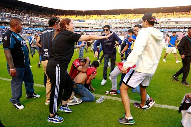 VIDEO; Nezapamćeni neredi: Huligani su se brutalno tukli po tribinama stadiona, tunelima, svlačionicama, na terenu...