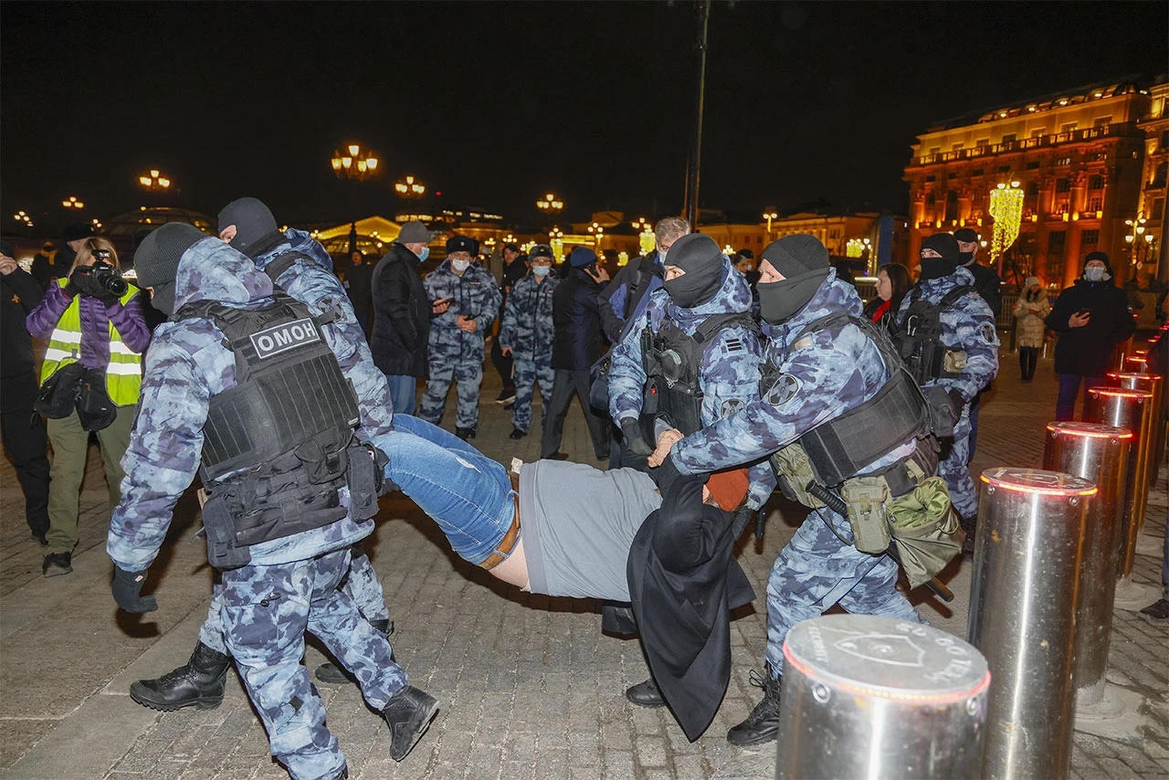 U Rusiji ne jenjavaju antiratni prosvjedi, intervenira policija