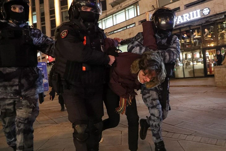 Tisuće uhićenih u  antiratnim prosvjedima u Rusiji 