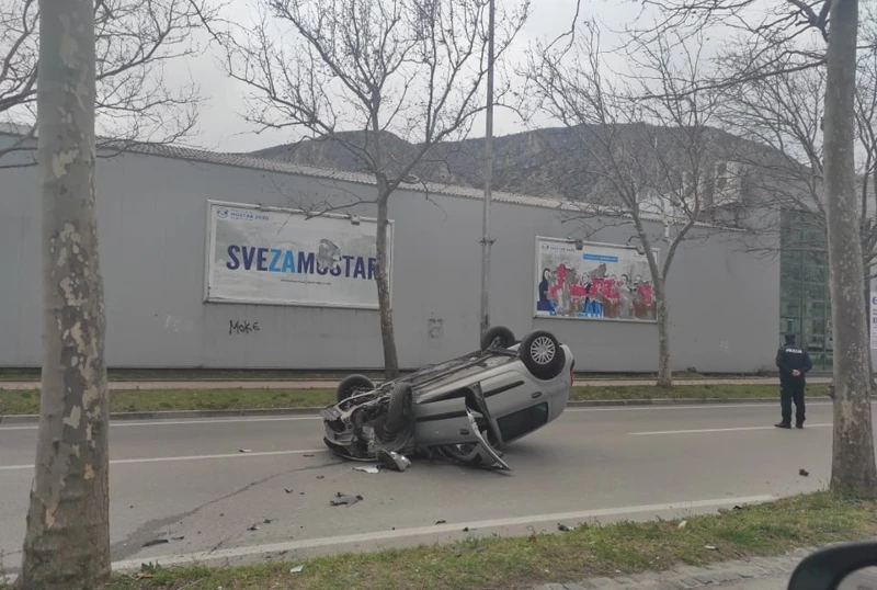 Prometna u Mostaru: Renault Clio završio na krovu