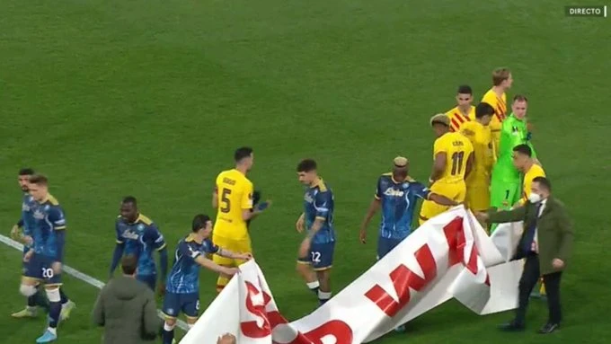 Rus sudio meč Napoli - Barcelona, cenzurirane poruke mira