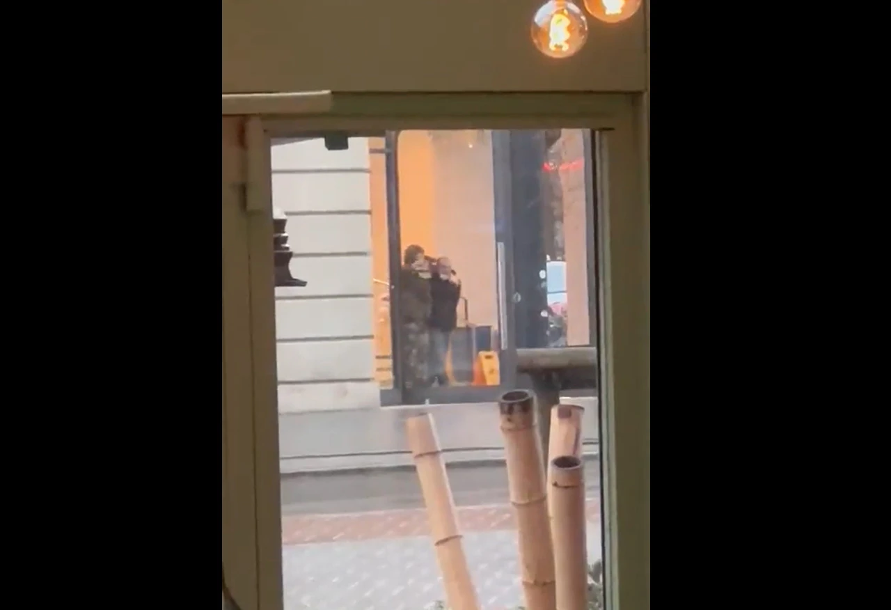 VIDEO: Naoružani pljačkaš drži taoca na nišanu