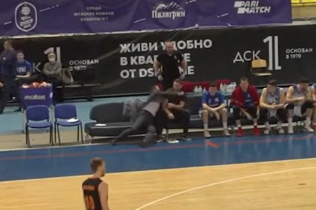VIDEO: Trener i pomoćnik se potukli na utakmici