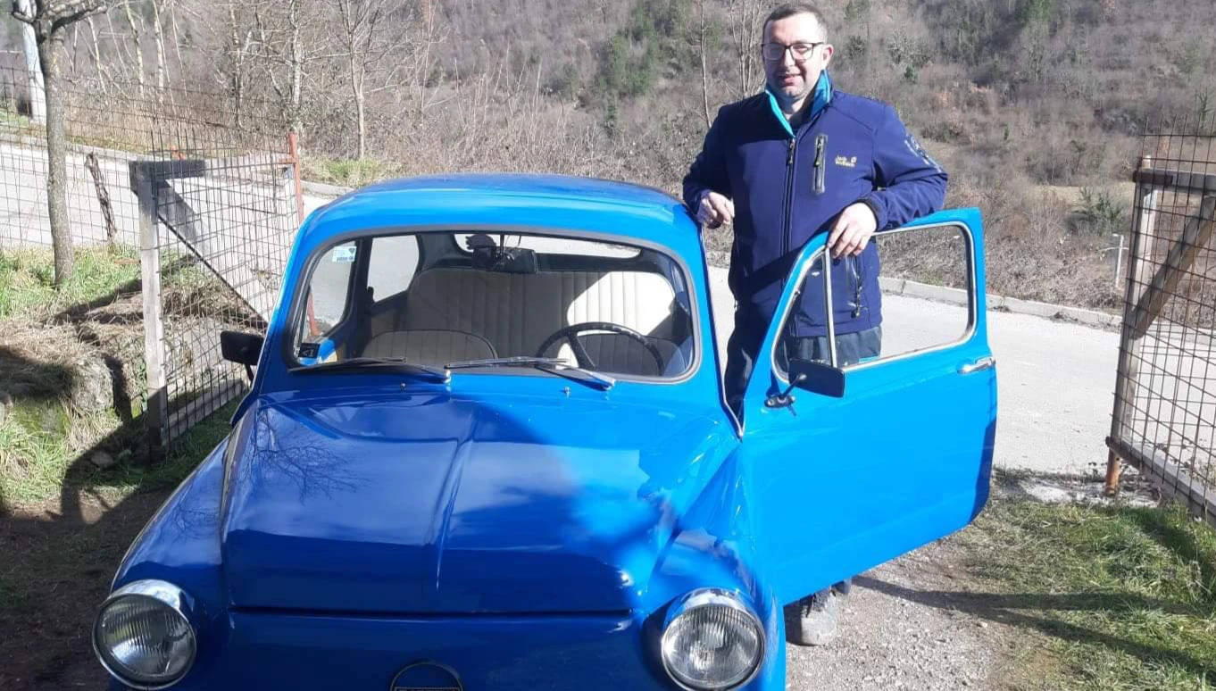 Plavi Fićo njegov je zaštitni znak: Restaurator starih automobila iz Jablanice