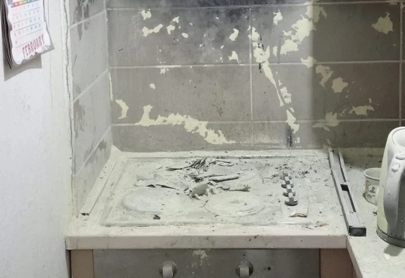 Gorjeli kuhinja, dimnjak i smeće