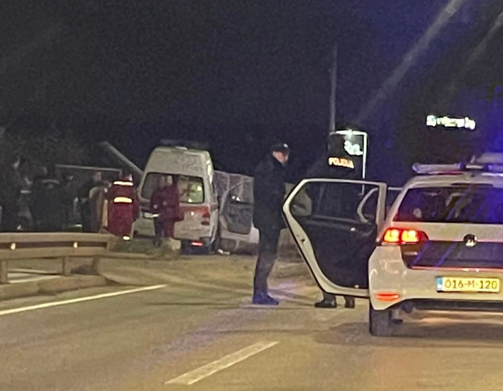 Vozilom hitne pomoći pokosio automobile i rasvjetni stup