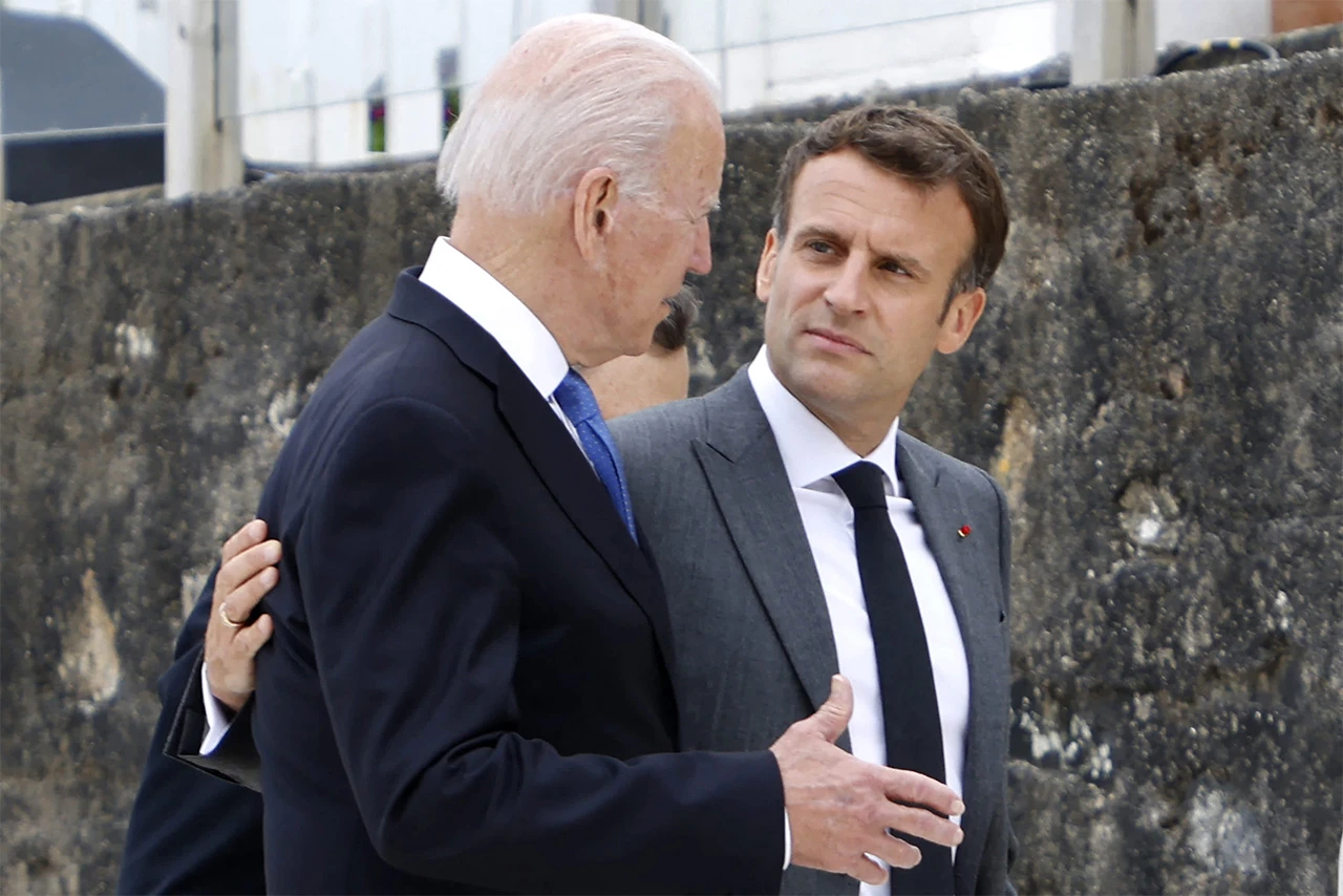 Biden i Macron obećali koordiniran odgovor Rusiji zbog Ukrajine