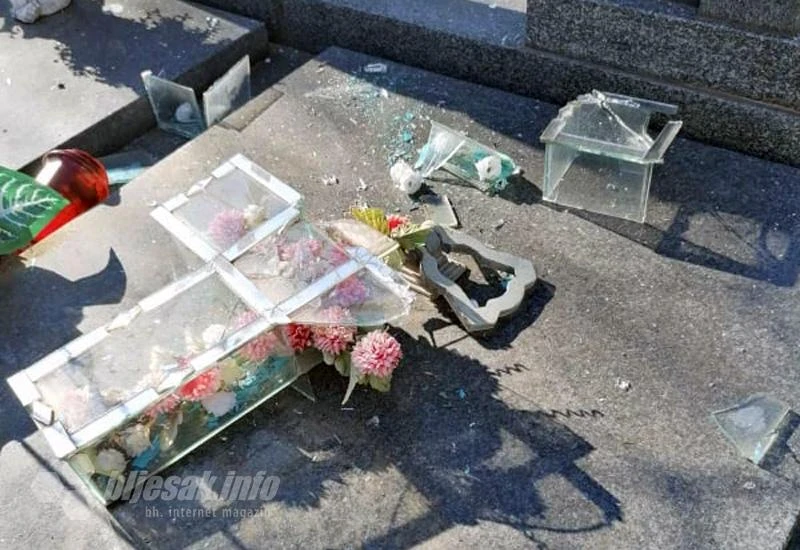 Mostar: Keramičkim figurama i staklenim vazama razbijali nadgrobne spomenike