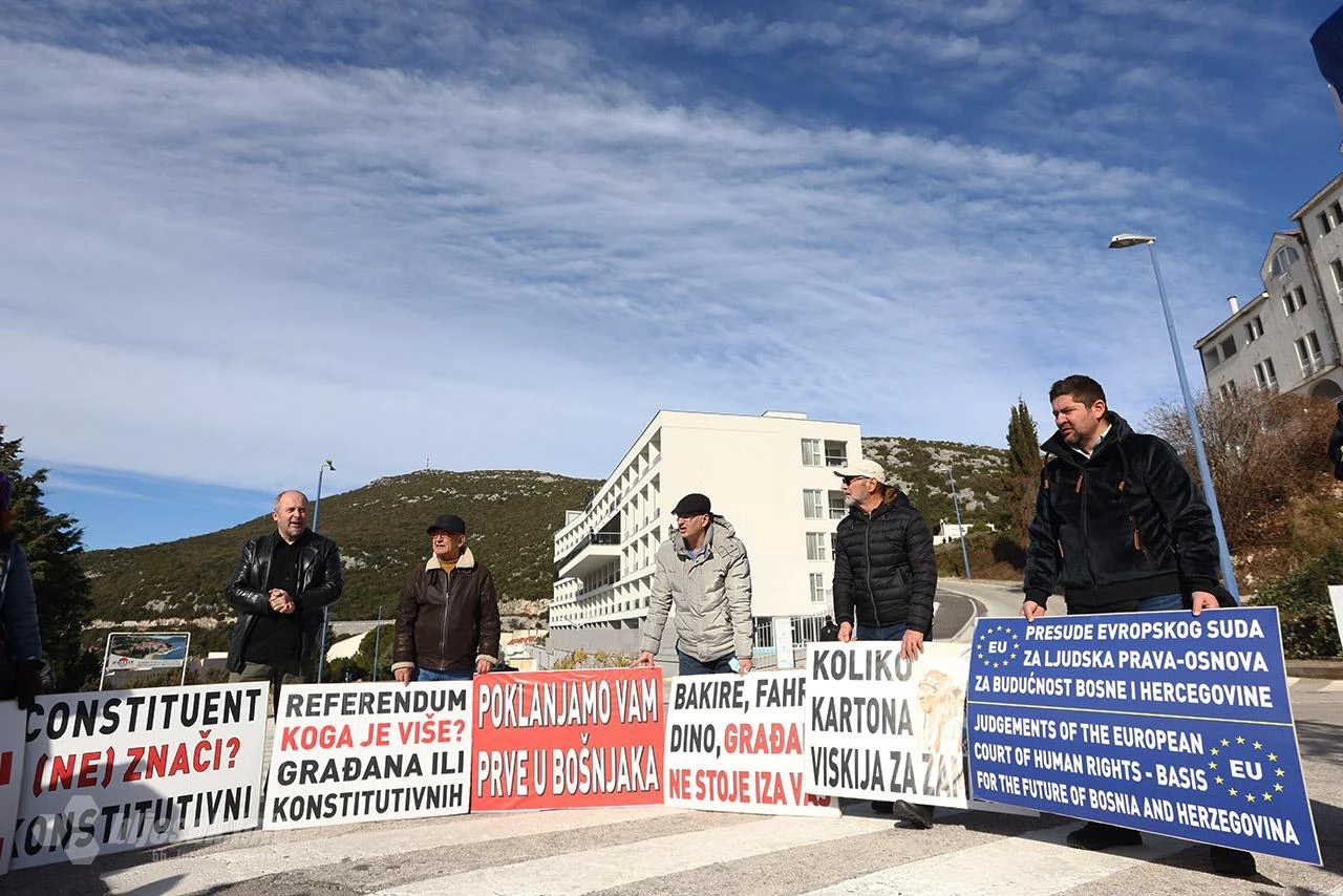 Desetak aktivista prosvjedovalo u Neumu: ''Pohapsite sve ove koji pregovaraju''