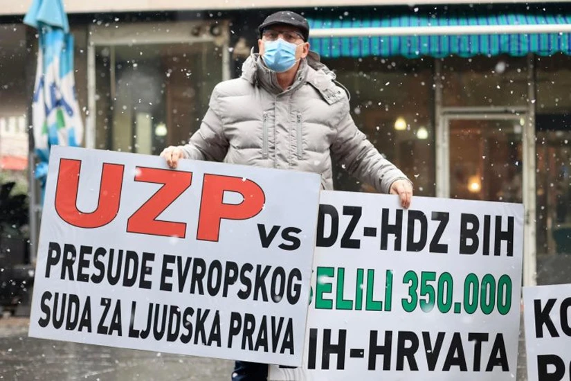 Prosvjednici u Sarajevu Milanoviću donijeli sapun, parfem i nakurnjak