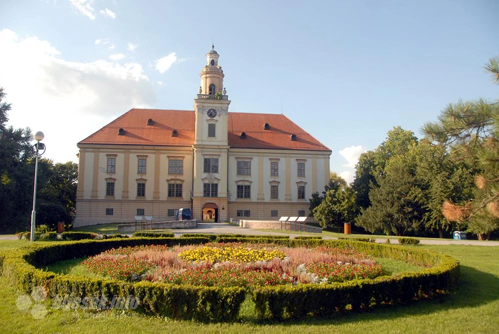 Valpovo: Pokraj Karašice selo malo