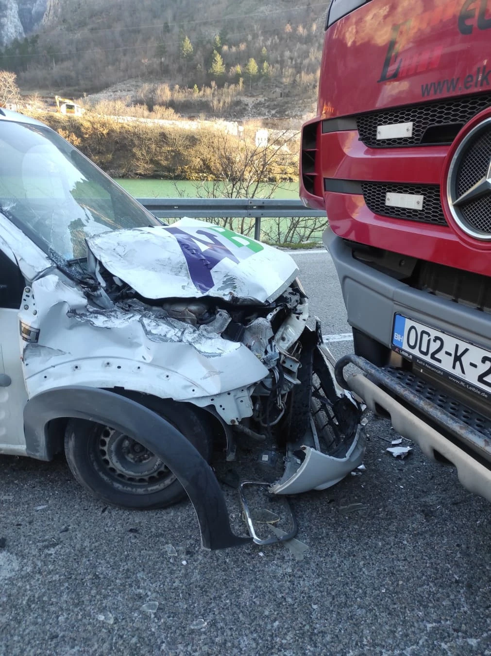U prometnoj nesreći kod Mostara sudarili se kamion i caddy