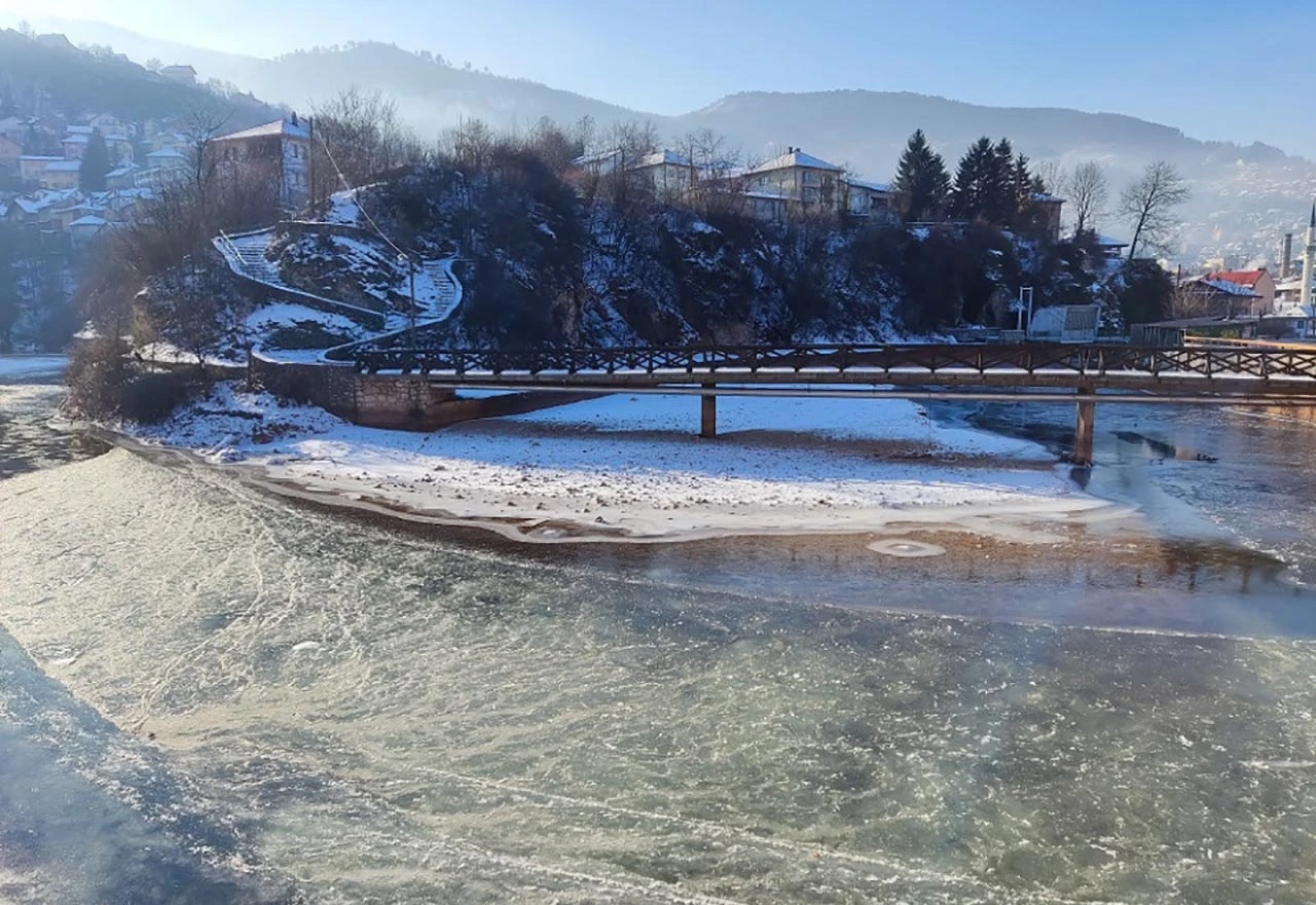 Ledeno jutro u Sarajevu: Zaledila Miljacka 