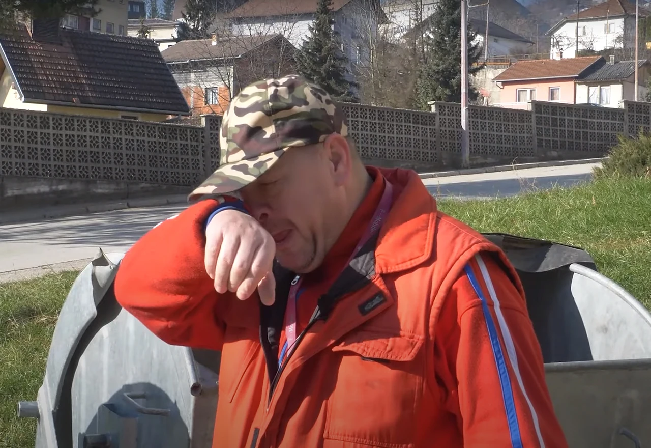 VIDEO | Pun ratnih gelera prebire po kontejnerima kako bi preživio