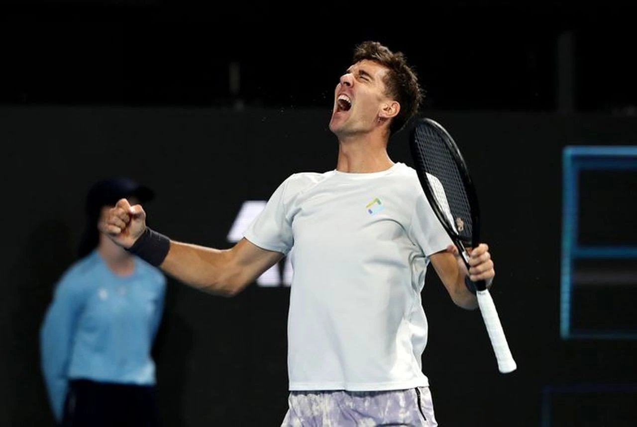 Kokkinakis slavio u svom dvorištu
