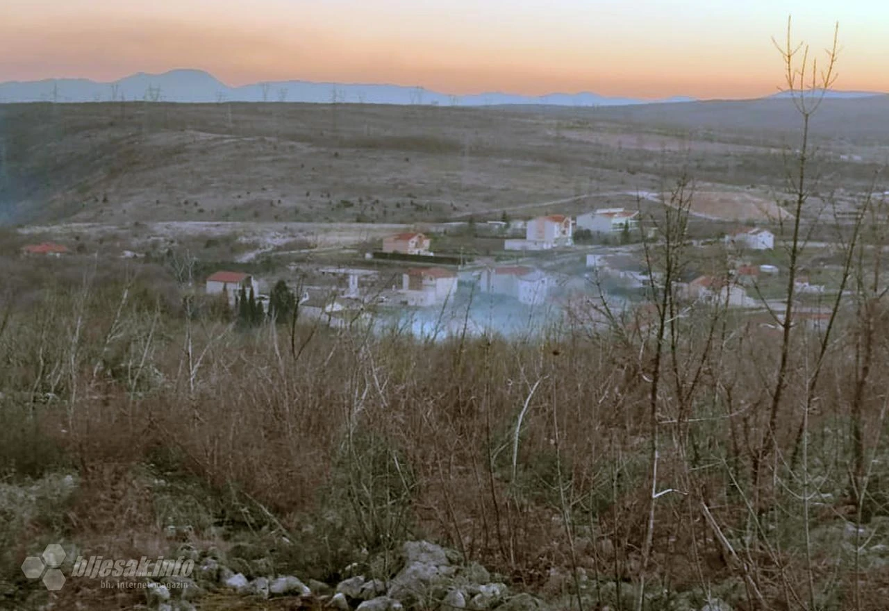 Miljkovići: Gorjelo brdo u blizini kuća