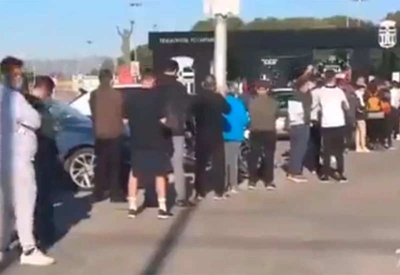Starica satima čekala s navijačima misleći da je u redu za cijepljenje