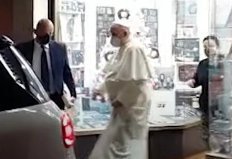 Papa 'uhvaćen' u shoppingu