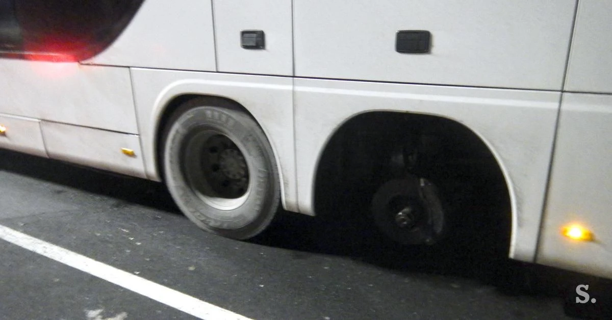 Vozio autobus bez točka, policiji nije mogao da objasni gdje je izgubio točak 