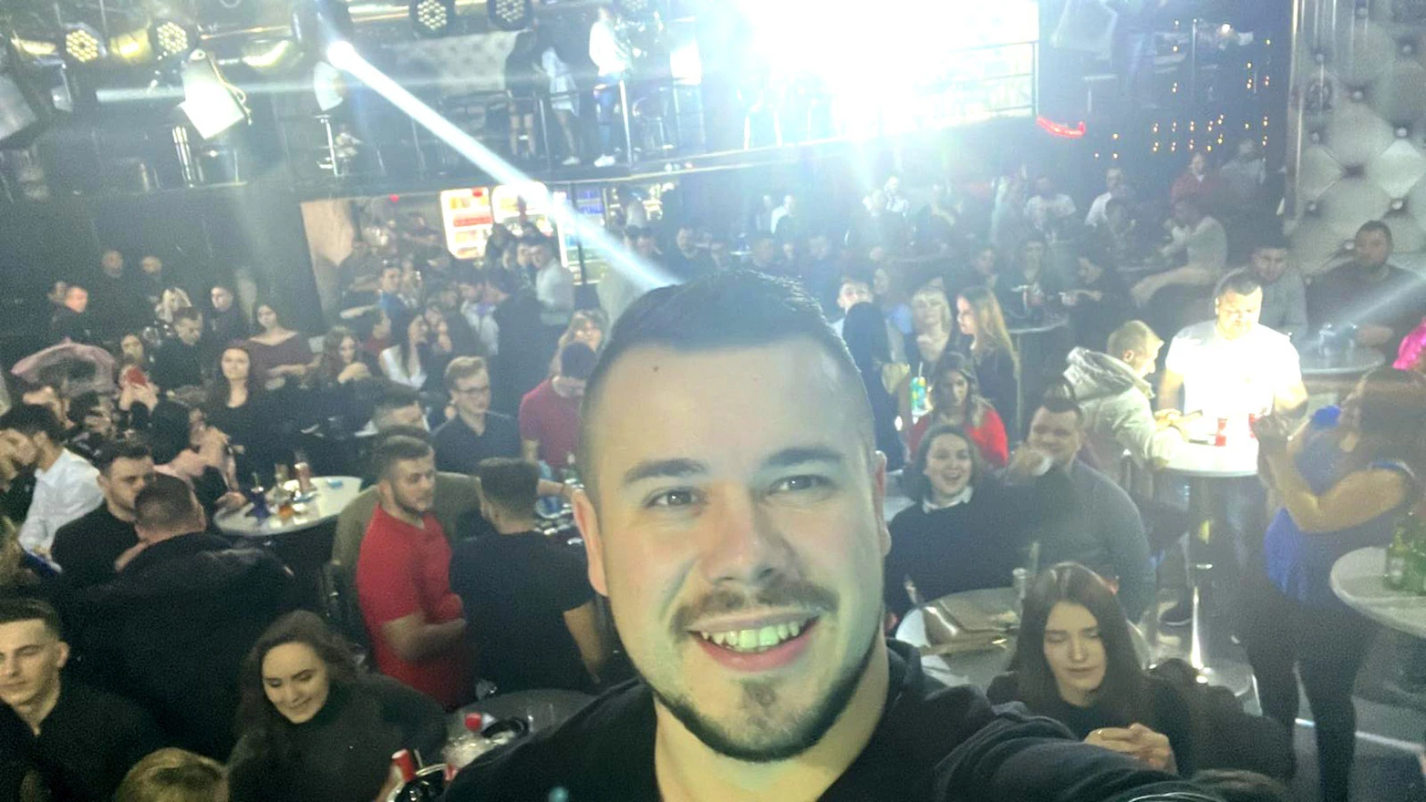 Publika puna dva sata uživala u hitovima poznatog pjevača